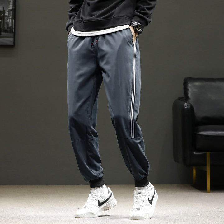 Herren Sportive Jogginghose im Trackstyle mit seitlichen Kontraststreifen, Tunnelzug und elastischen Bündchen Echoarchiv
