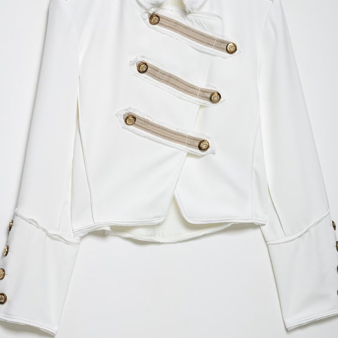 Damen Kurzjacke im Militärstil mit asymmetrischer Zierleiste, Schulterpatten und Goldknöpfen Echoarchiv