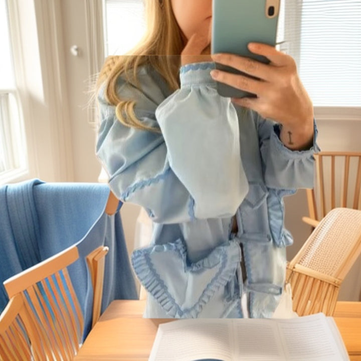 Damen Langärmlige V‑Ausschnitt Bluse mit Bindebändern und Herz‑Rüschentaschen Echo Archiv