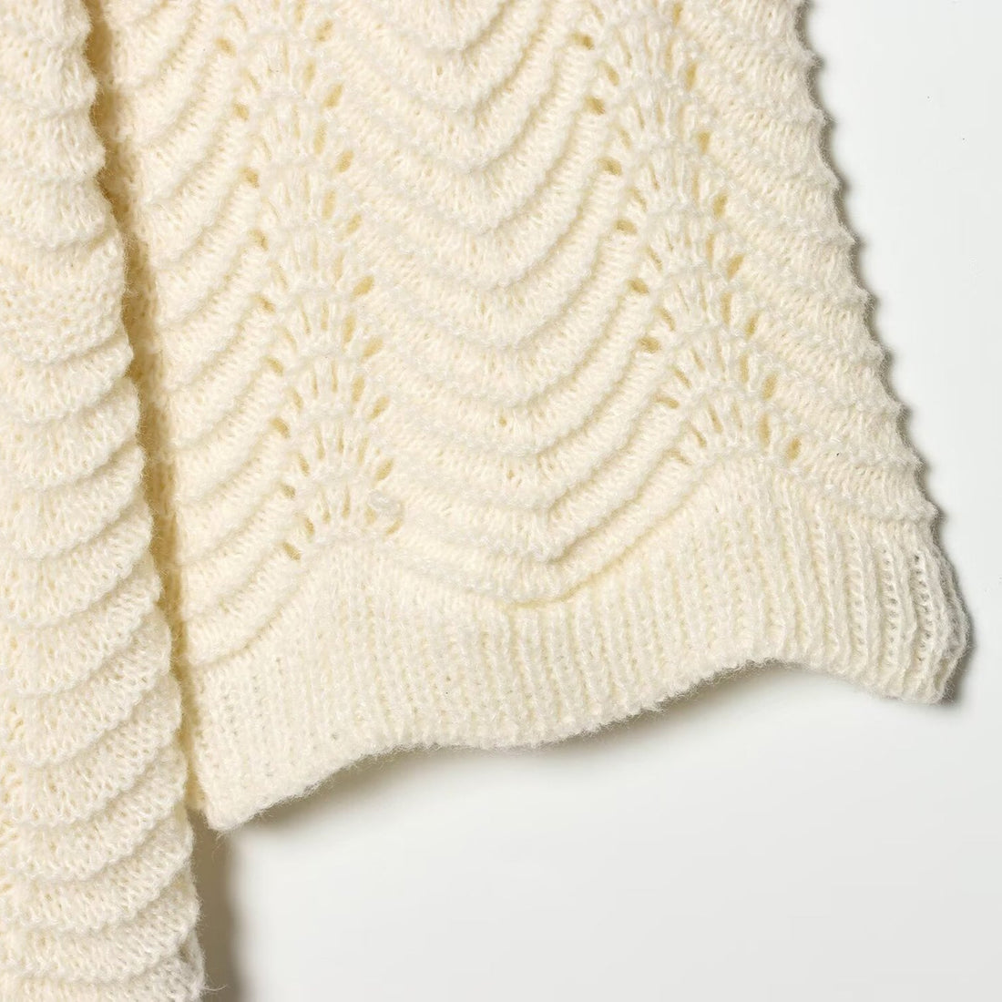Damen Strickponcho mit Zickzack‑Ajourmuster und Taillengürtel Echoarchiv