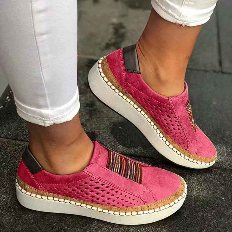 Damen Komfort-Slip-On-Sneaker aus Veloursleder mit elastischem Mehrstreifen-Dehnband und geflochtenem Espadrille-Detail – Névara