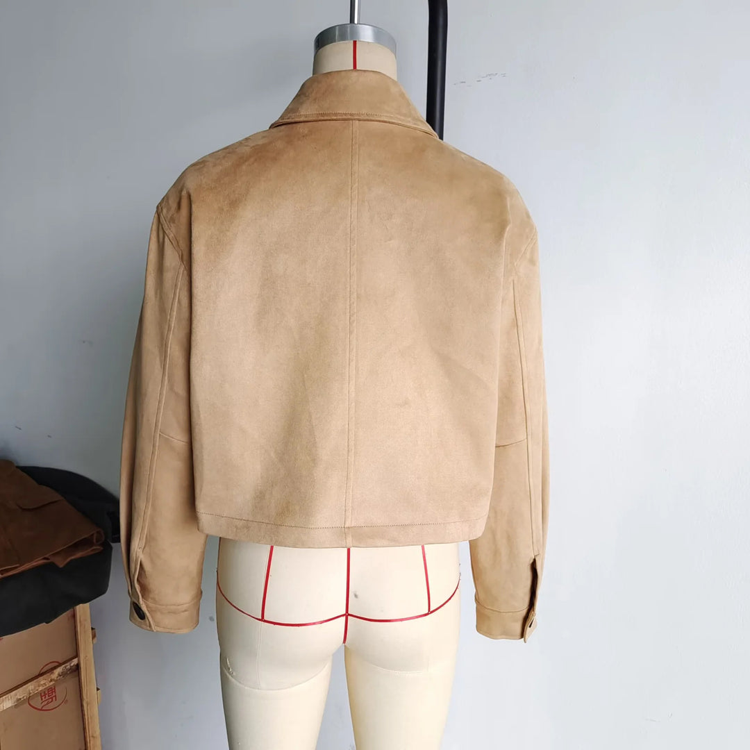 Damen kurze Oversize Wildlederimitat-Jacke mit großem Hemdkragen und aufgesetzten Pattentaschen – Célinea