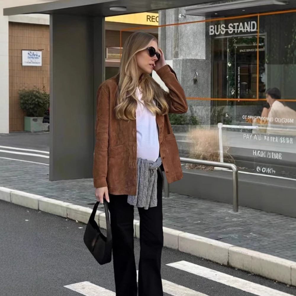 Damen Weiche Wildlederjacke mit Praktischen Aufgesetzten Taschen und Elegantem Schnitt Echoarchiv