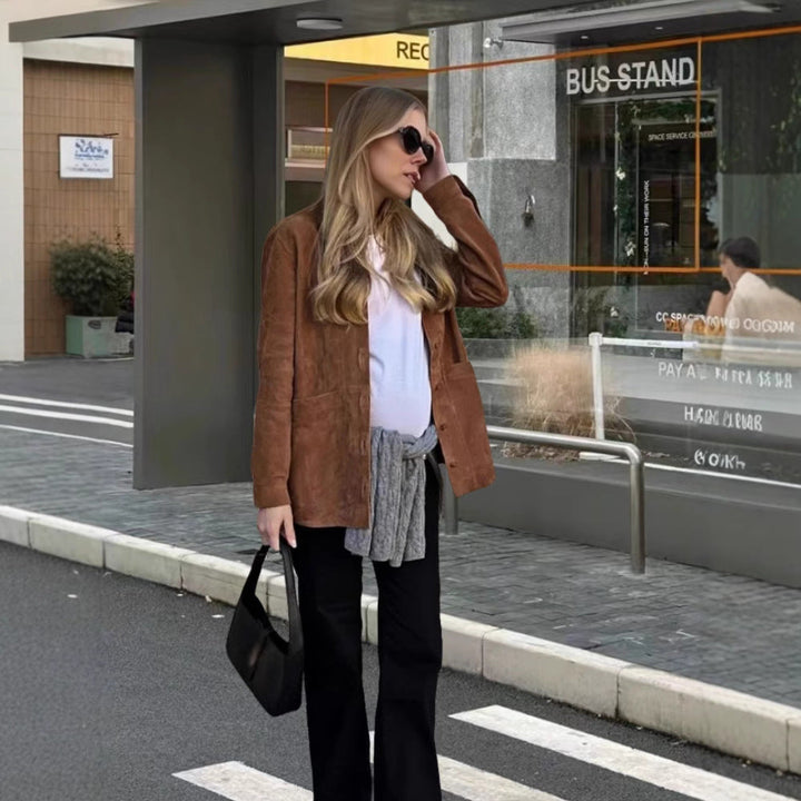 Damen Weiche Wildlederjacke mit Praktischen Aufgesetzten Taschen und Elegantem Schnitt Echoarchiv