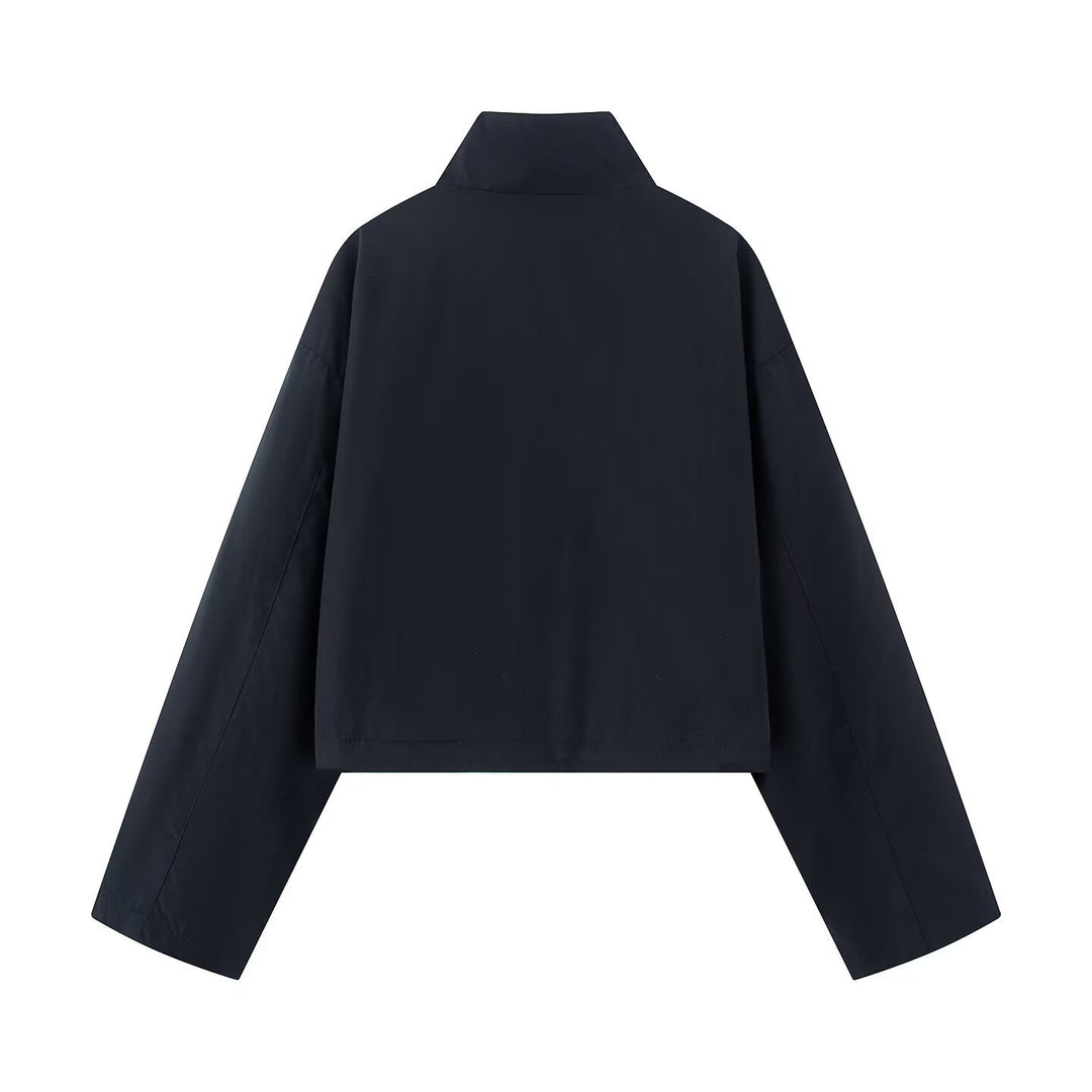 Damen Kurze Boxy-Utility-Jacke mit hohem Funnelkragen, großen Pattentaschen und Kordelzug Echoarchiv