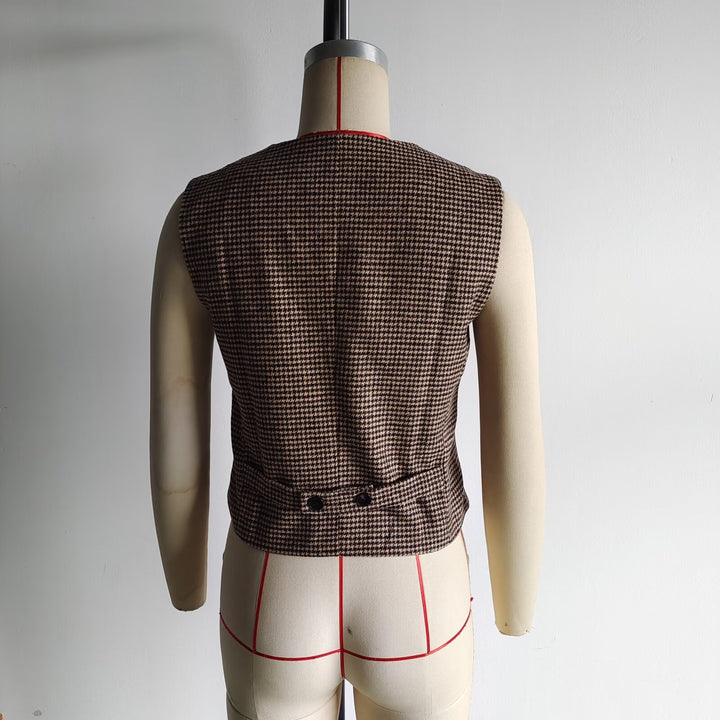 Damen tailliertes Hahnentritt-Gilet mit V-Ausschnitt und Knopfleiste – Avérine