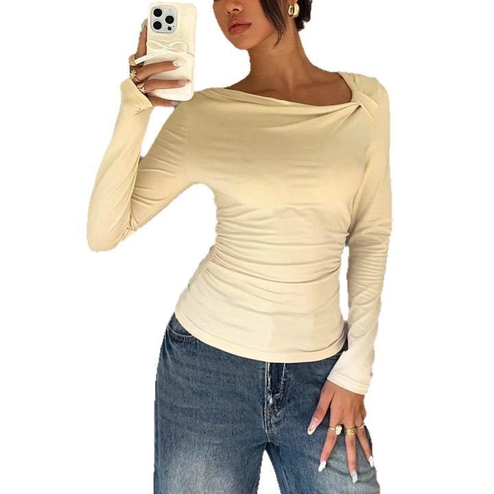 Damen Enganliegendes Langarmshirt mit asymmetrischem Carmenausschnitt und Seitlicher Raffung – Avérine