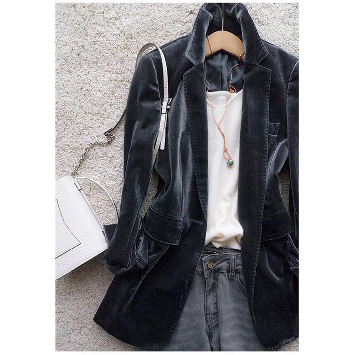Damen Langer Samt‑Blazer mit taillierter Schnittführung, Pattentaschen und geriffeltem Revers Echo Archiv