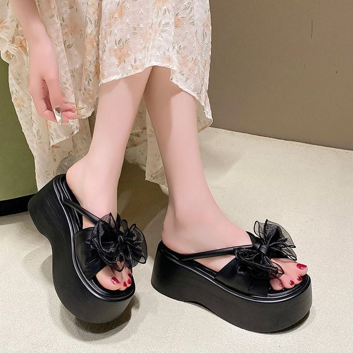 Damen Plateau‑Pantolette mit hoher Wedgesohle und organza‑Blütenapplikation – Sorelia