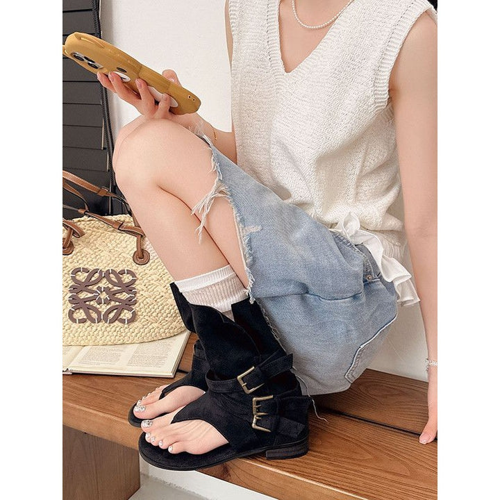 Damen Sandalen‑Stiefelette aus Veloursleder mit Zehensteg und dekorativen Schnallenriemen – Sorelia