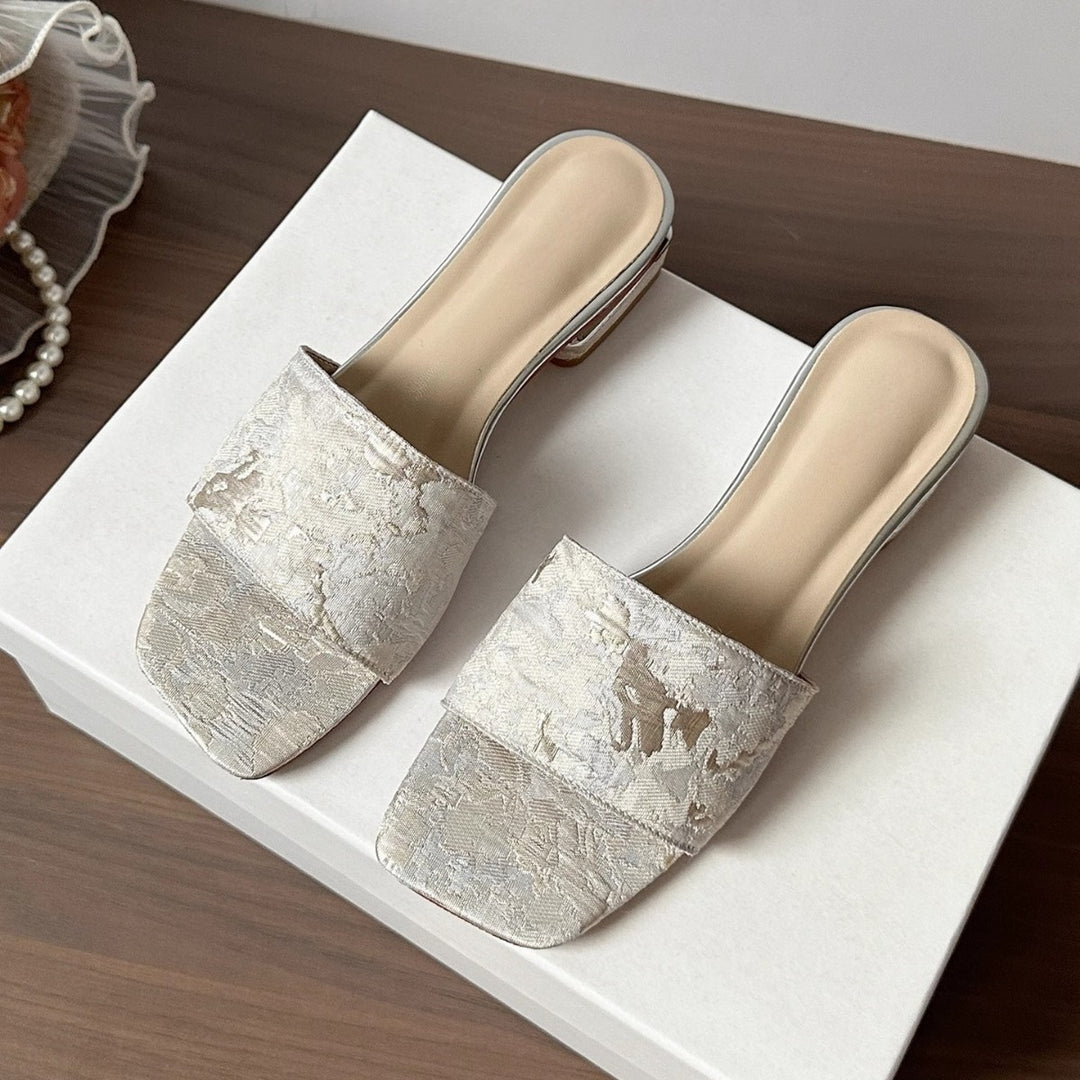 Damen Bestickte Mules mit quadratischer Zehenbox und kleinem Blockabsatz Echo Archiv