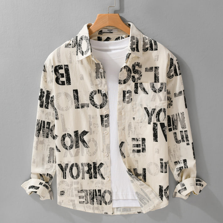 Herren Bedrucktes Leichtes Langarm-Hemd im Relaxed-Fit mit Typo-Print und Brusttasche Echoarchiv