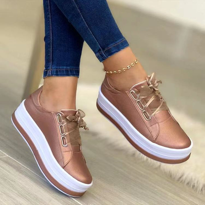 Damen Low-Cut Keil-Sneaker mit Metallic-Finish und extra hoher Profilsohle – Névara