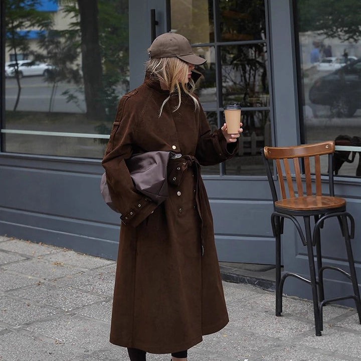 Damen Maxilanger Trenchcoat aus Veloursoptik mit doppelreihiger Knopfleiste und oversized Schnitt Echoarchiv