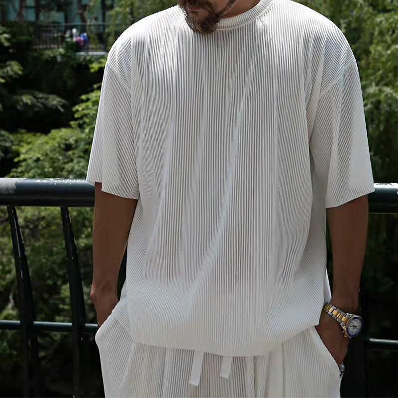 Herren lässiges Freizeitoutfit mit hohem Kragen und lockerer Shorts Echoarchiv