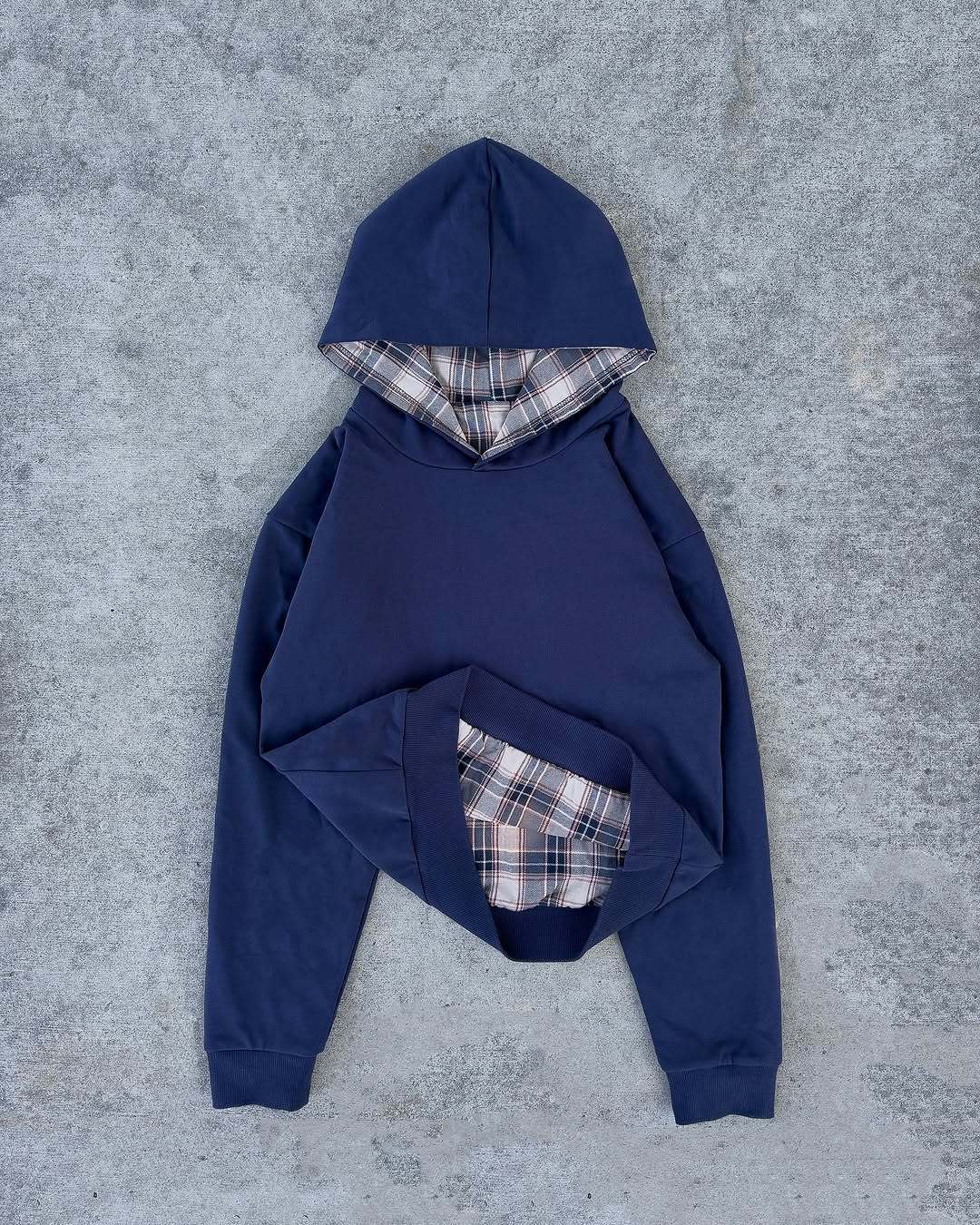 Damen nan kurz geschnittenes Kapuzensweatshirt mit kariertem Flanellfutter und Kängurutasche Echo Archiv
