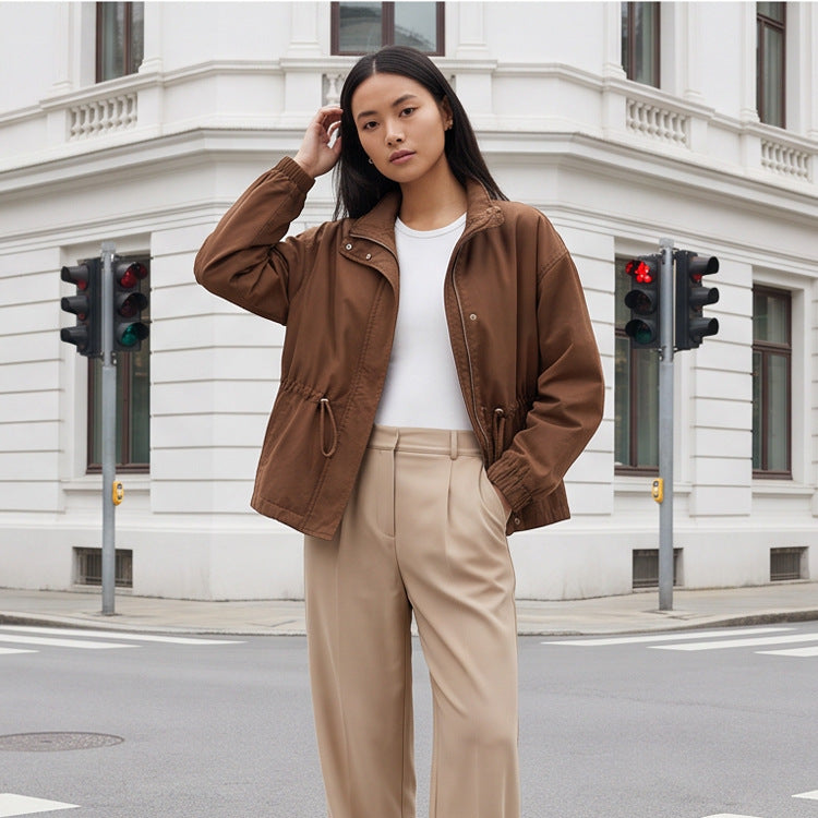 Damen Utility-Fieldjacke mit Tunnelzugtaillierung, hohem Kragen und elastischen Bündchen Echoarchiv