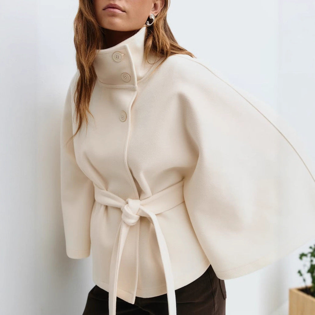 Damen Weit geschnittener Cape-Mantel mit hohem Stehkragen, Knopfleiste und Bindegürtel – Montévia