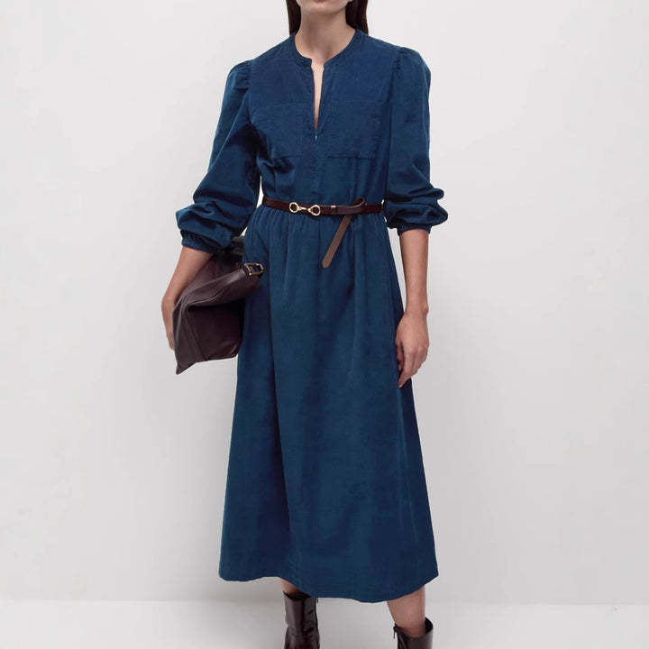 Damen Langes Cordkleid mit geraffter Taillennaht, Brusttaschen und kurzem Reißverschluss – Avérine