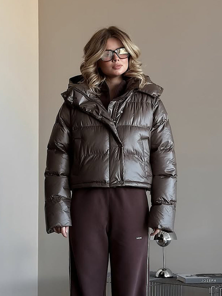 Damen Kurz geschnittene glänzende Steppjacke mit hohem Stehkragen und Druckknopfleisten Echoarchiv