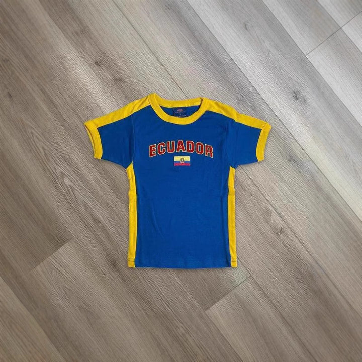Damen T-Shirt mit kulturellem Schriftzug und Flaggenmotiv Echo Archiv