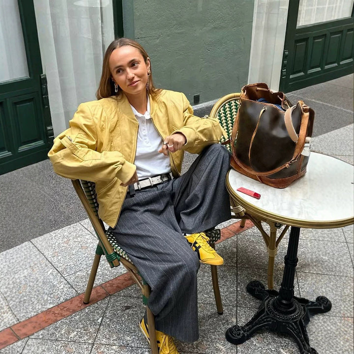 Damen Kurz‑Bomberjacke im Boxy‑Cut mit markanten Nahtdetails, Reißverschlusstaschen und gerippten Bündchen Echoarchiv