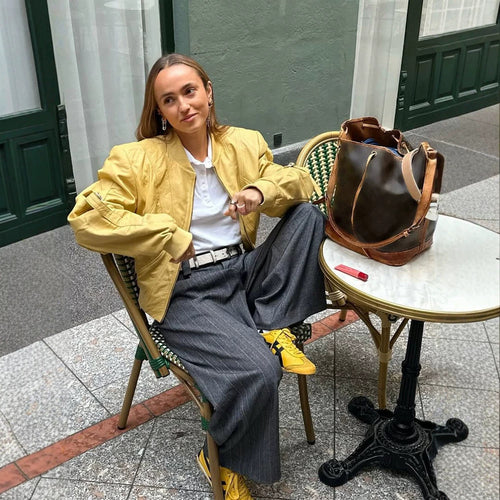 Damen Kurz‑Bomberjacke im Boxy‑Cut mit markanten Nahtdetails, Reißverschlusstaschen und gerippten Bündchen Echoarchiv