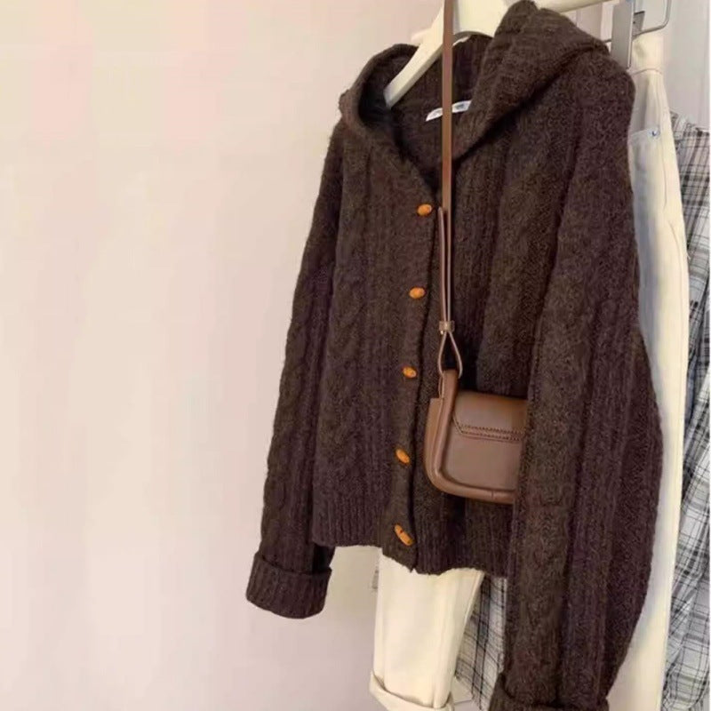 Damen Kapuzen-Strickjacke mit Zopfstrick, Holzknopfleiste und kastiger Silhouette Echoarchiv