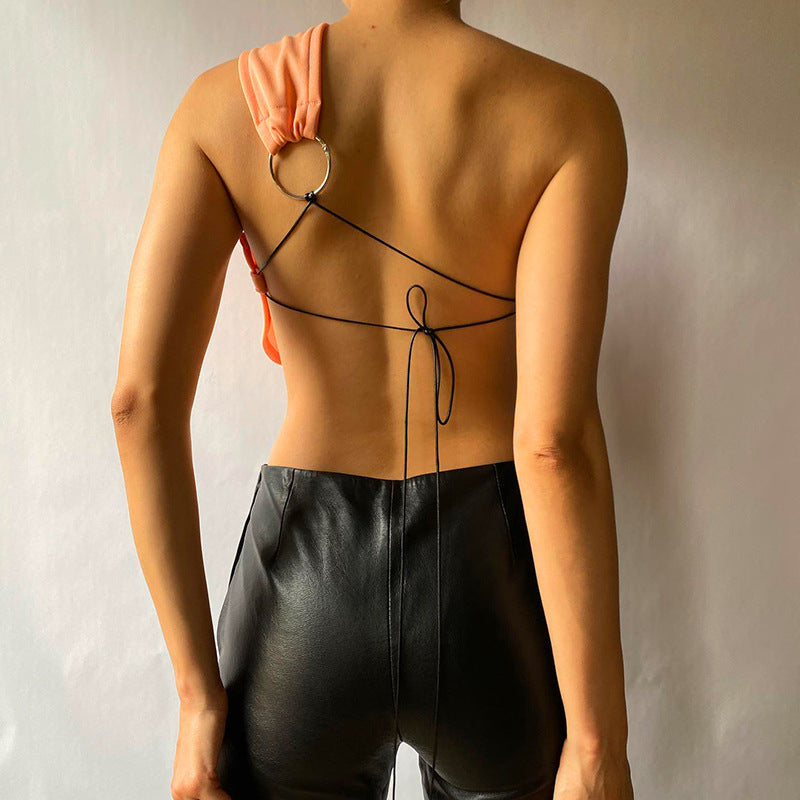 Damen asymmetrisches Trägershirt mit elegantem Ringdetail Echo Archiv