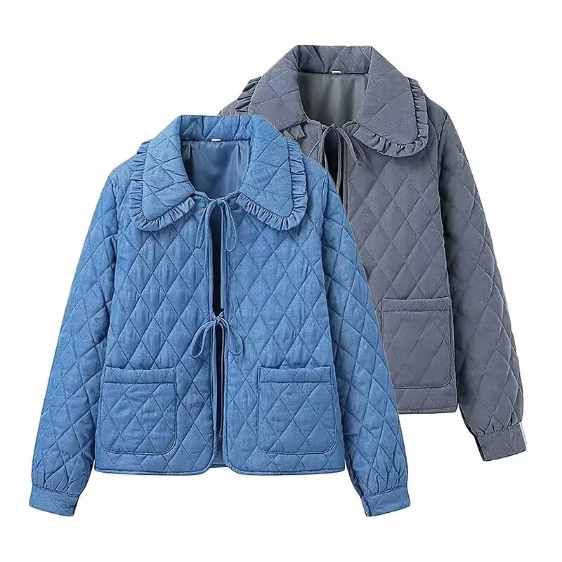 Damen gesteppte Kurzjacke mit Rüschkragen, Bindebändern und aufgesetzten Taschen – Célinea