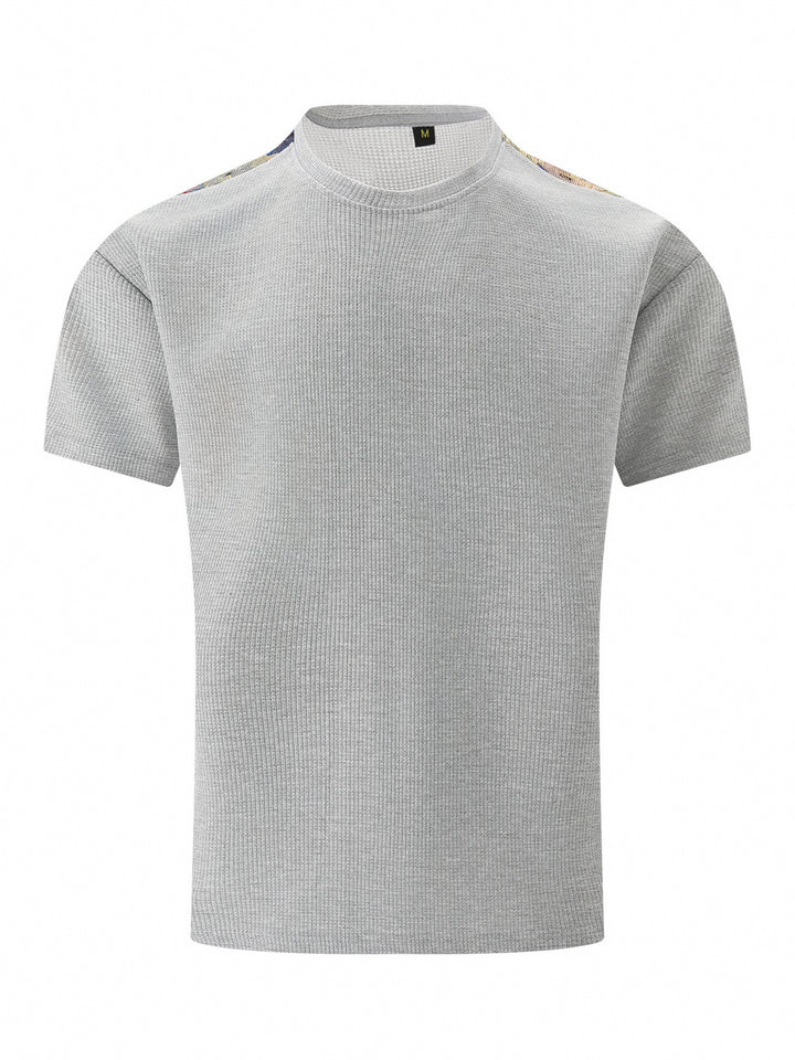 Herren atmungsaktives Kurzarm-T-Shirt mit strukturiertem Design und modernen Akzenten Echoarchiv