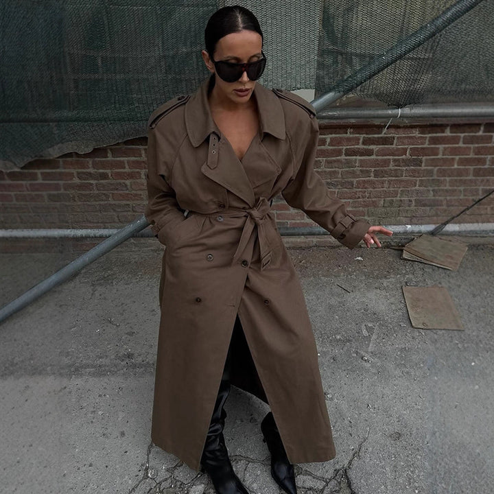 Damen Maxilanger Trenchcoat mit betonter Schulterpartie, doppelter Knopfleiste und Bindegürtel Echoarchiv