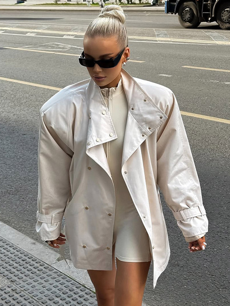 Damen Kurz‑Trench im Oversize‑Look mit extrabreitem Revers und Druckknopfverschluss Echoarchiv