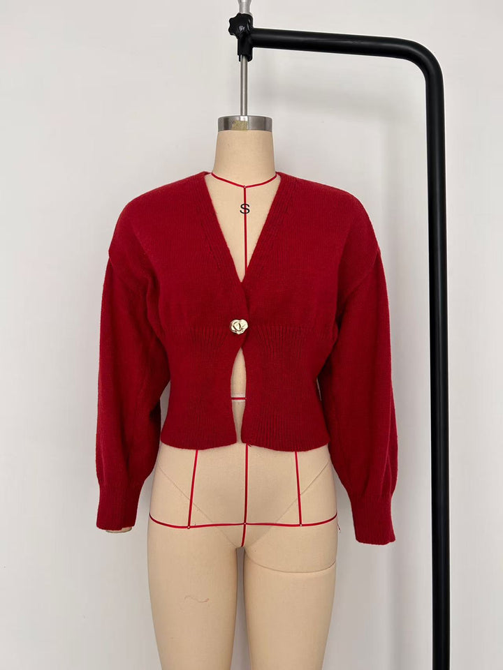 Damen 500+ Cropped‑Cardigan mit Taillenraffung, tiefem V‑Ausschnitt und großem Zierknopf Echo Archiv