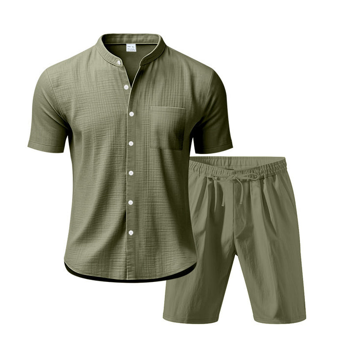 Herren Freizeit Outfit mit kurzärmligem Button-Down-Hemd und elastischen Shorts Echoarchiv