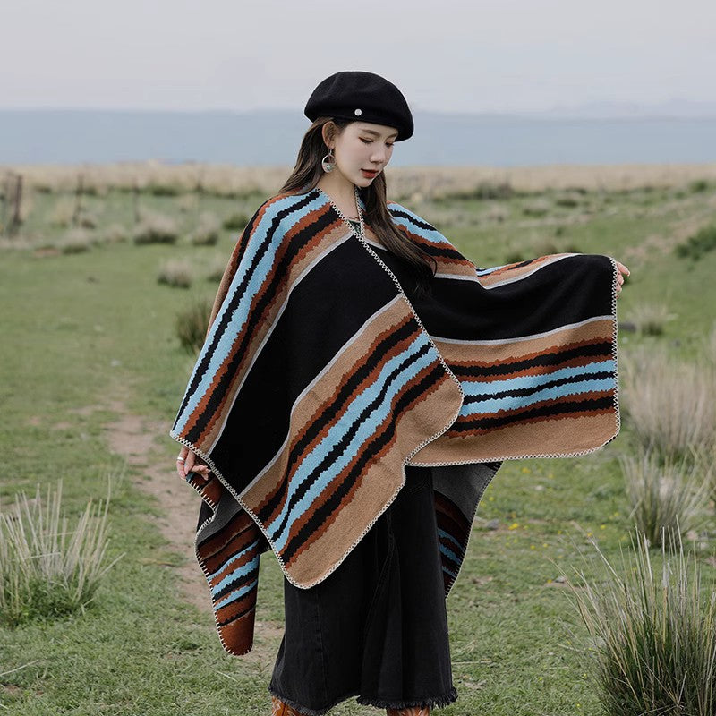 Damen Oversize-Strickponcho mit mehrfarbigem Wellenstreifen und Zierkordkante – Veloura