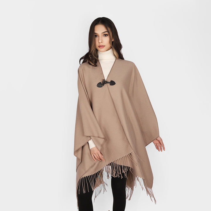 Damen Leichter Wasserfall‑Poncho mit Knebelverschluss, asymmetrischem Saum und Fransenkante – Avérine