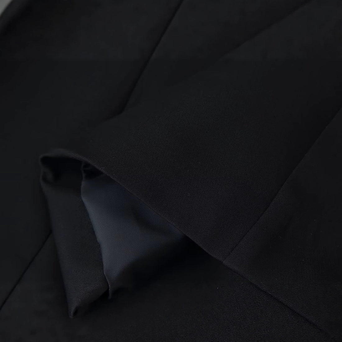 Damen Taillierter Kurzblazer mit herzförmigem Ausschnitt und Schößchen Echoarchiv