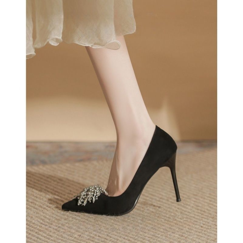 Damen spitz zulaufende Samt‑Pumps mit hohem Stiletto und Kristallbrosche Echo Archiv