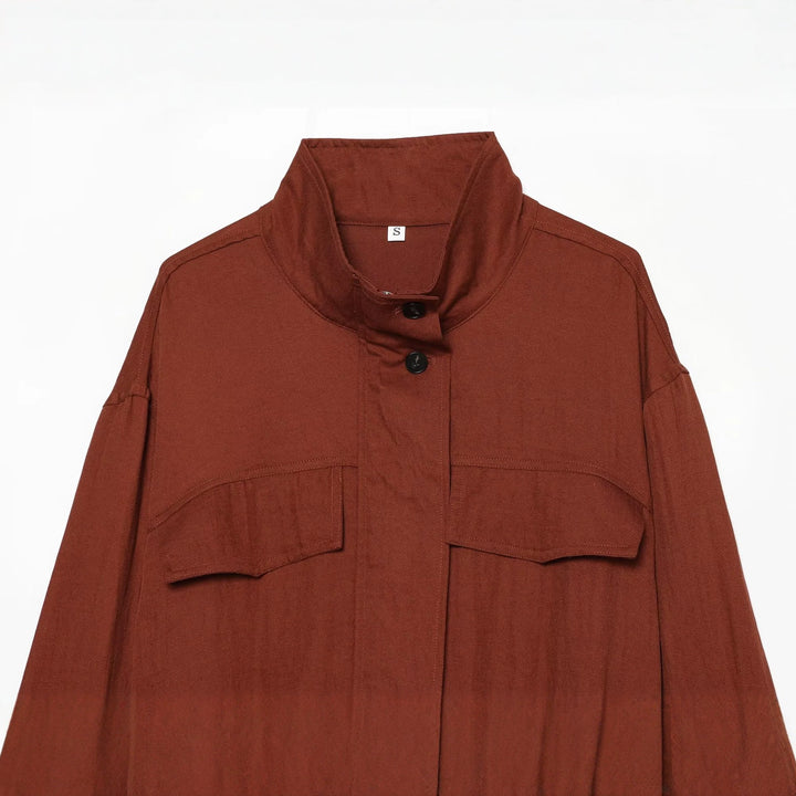 Damen Kurzjacke im Utility‑Stil mit Stehkragen, aufgesetzten Brusttaschen und Kordelzugsaum Echo Archiv