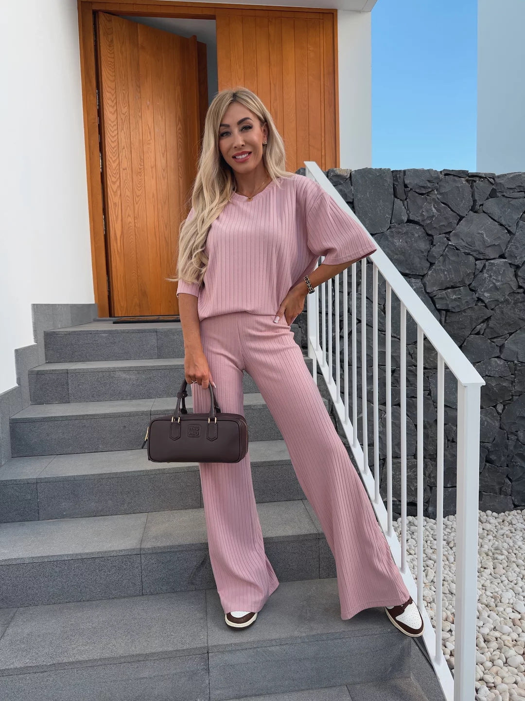 Damen weiches geripptes Lounge-Set mit Oversize-Viskoseshirt und High-Waist Schlaghose – Élanora
