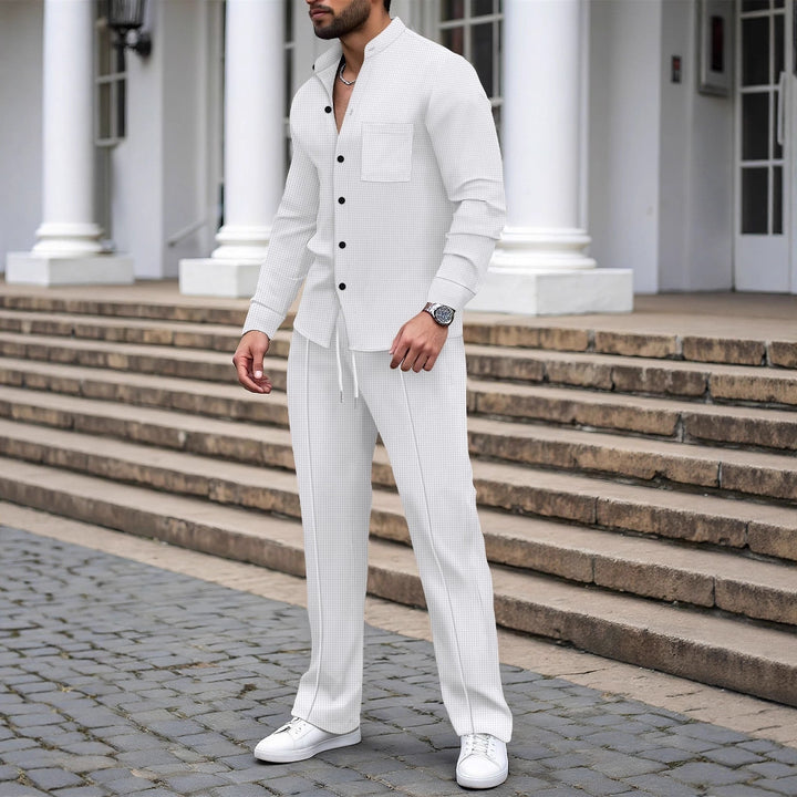 Herren modisches Langarmhemd mit strukturiertem Muster und passender Freizeit-Hose Echoarchiv