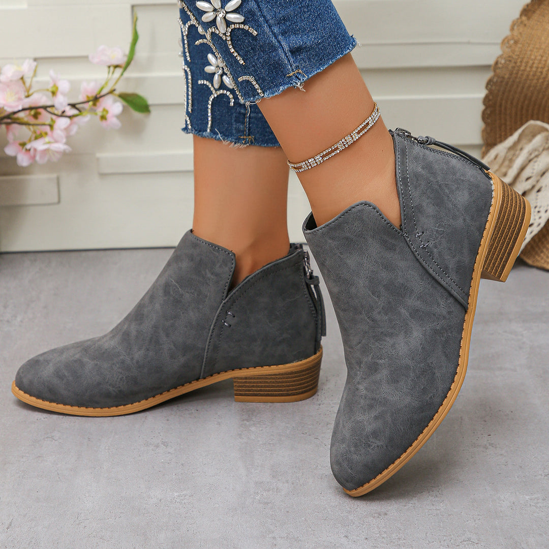 Damen Kurzstiefel mit Fersenreißverschluss, seitlichem Cut-Out und niedrigem Blockabsatz – Varelle