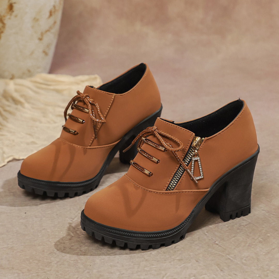 Damen nan elegante Schnür-Booties mit robustem Profilabsatz, seitlichem Reißverschluss und dekorativem Anhänger Echo Archiv