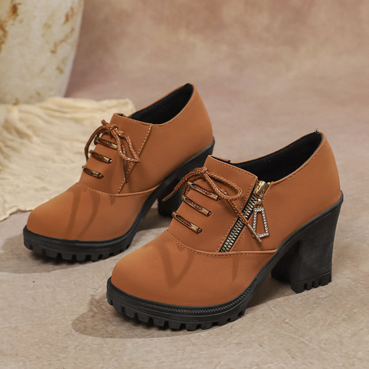 Damen nan elegante Schnür-Booties mit robustem Profilabsatz, seitlichem Reißverschluss und dekorativem Anhänger Echo Archiv