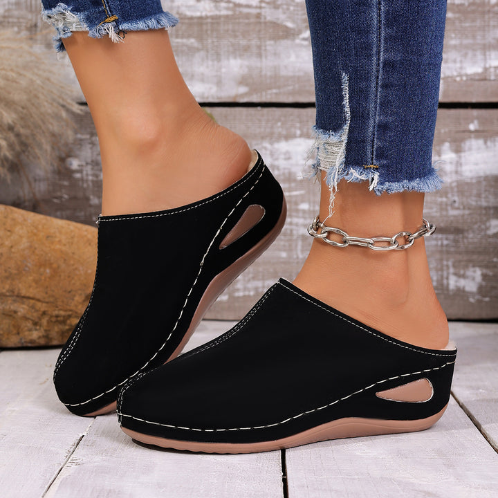 Damen  geschlossene Slip-On Pantolette mit ergonomischem Keilabsatz und dekorativer Ziernaht Echo Archiv