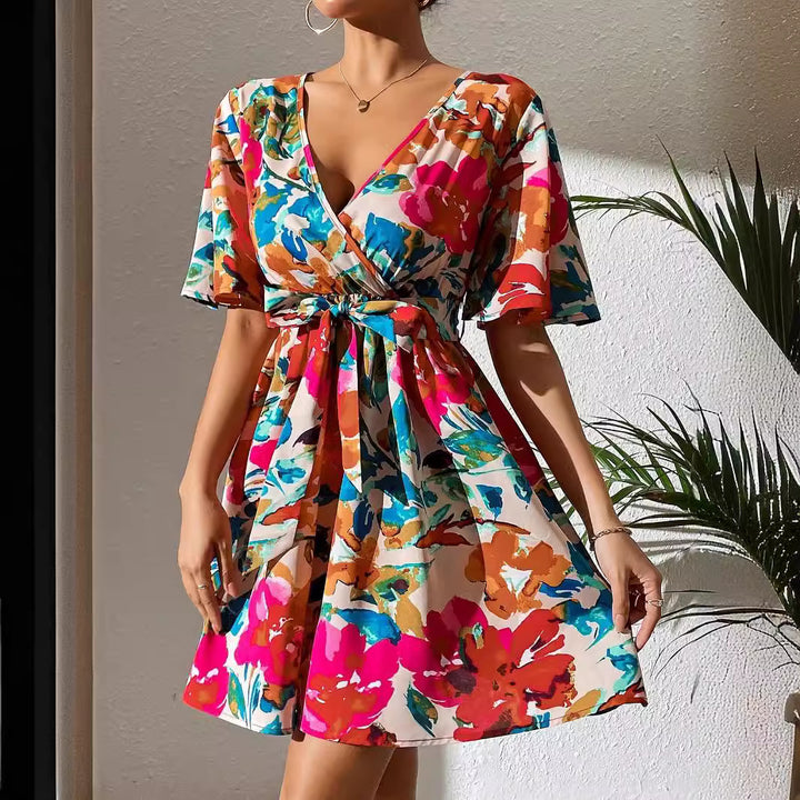 Damen nan Wickel-Minikleid mit tiefem V-Ausschnitt, Taillenschnürung und weiten Trompetenärmeln Echo Archiv