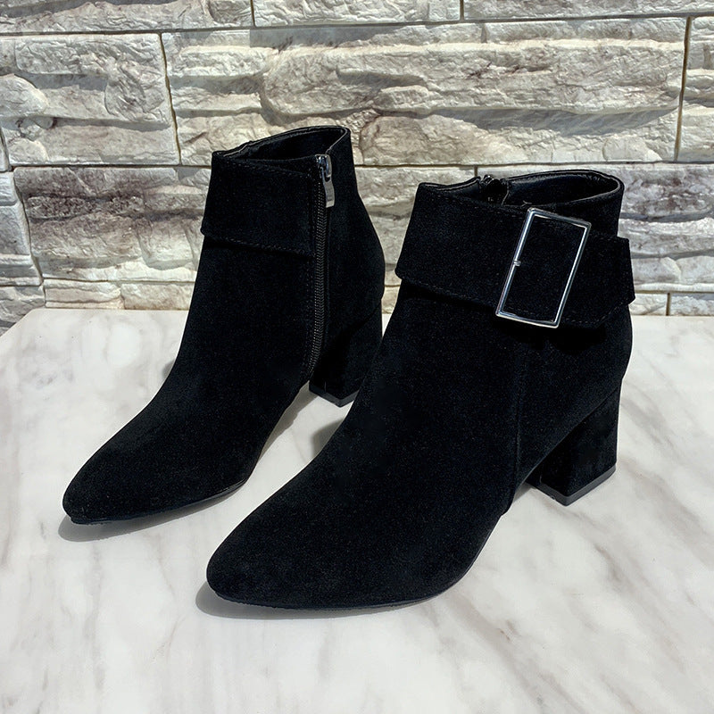 Damen nan elegante Wildlederoptik Stiefelette mit mittelhohem Blockabsatz und breitem Schnallenriemen Echo Archiv