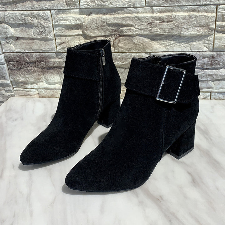 Damen nan elegante Wildlederoptik Stiefelette mit mittelhohem Blockabsatz und breitem Schnallenriemen Echo Archiv