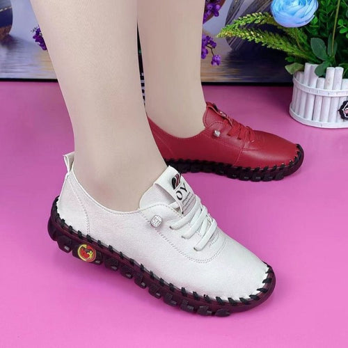 Damen Flexible Lederoptik-Sneaker mit handgenähter Kontrastnaht und profilierter Gummilaufsohle – Névara